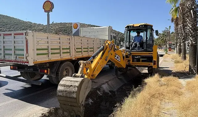 Kuşadası'nda su kanallarının bakım ve temizlik çalışması devam ediyor