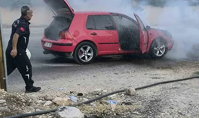 Seyir halindeki otomobil alev aldı