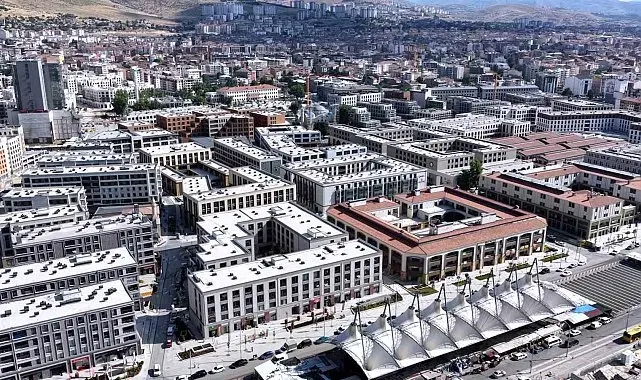 Bakan Kurum: "Malatya'nın kalbi bakırcılar çarşımızda esnafımız kepenklerini açıyor"