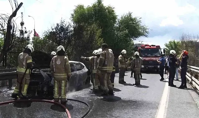 Bayrampaşa'da alev alev yanan otomobil hurda yığınına döndü