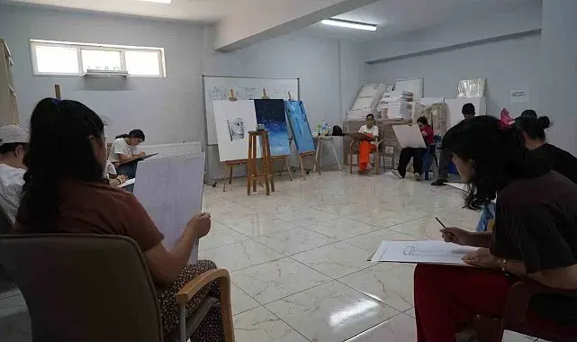 AKEM'de veliler ve çocuklar aynı atölyede resim eğitimi alıyor