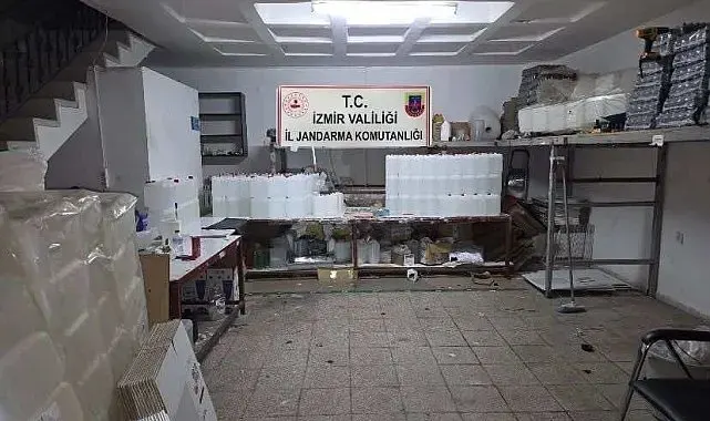 İzmir'de 2.5 milyon TL'lik kaçak alkol ve tütün operasyonu: 14 şüpheliye işlem