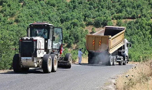 Elazığ'ın köy yollarında iyileştirme çalışmaları sürüyor