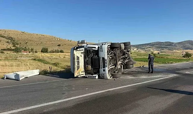 Devrilen tırın sürücüsü yaralandı