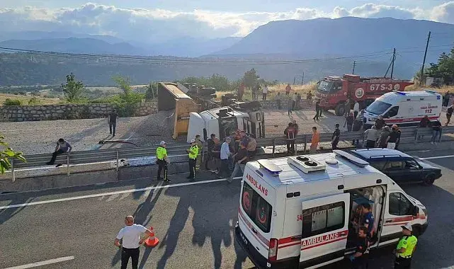 Devrilen çakıl yüklü tır alev aldı: 1 yaralı