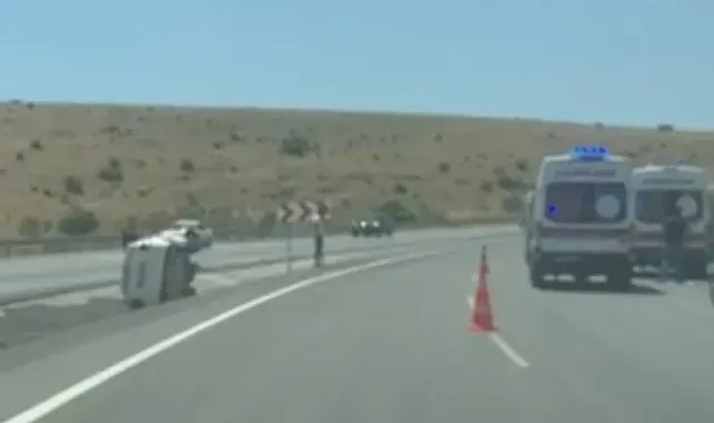 Devrilen otomobilde 3 kişi yaralandı