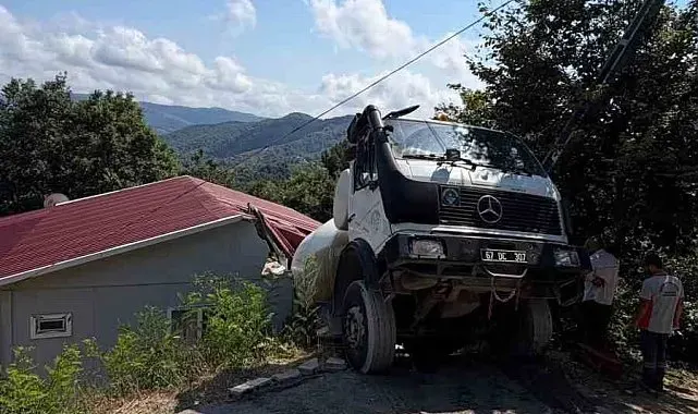 Beton mikseri evin çatısına düştü: Faciadan dönüldü