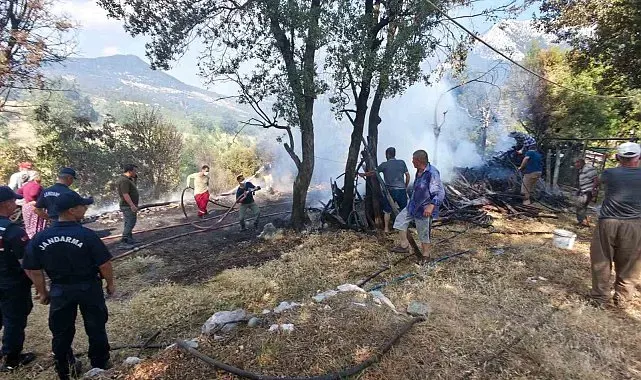 Kumluca'da odunlukta başlayan yangın boş evin bahçesine sıçradı