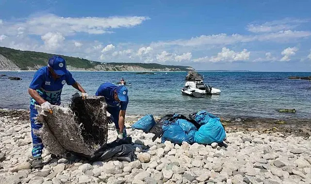 Temizlik sorumluluğu İBB'de olan Karaburun Sahili temizlenmeyince Arnavutköy Belediyesi harekete geçti