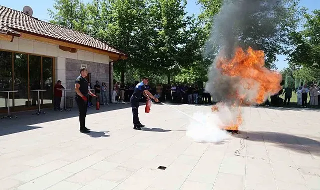 Selçuklu Belediyesi personeline uygulamalı yangın eğitimi verildi