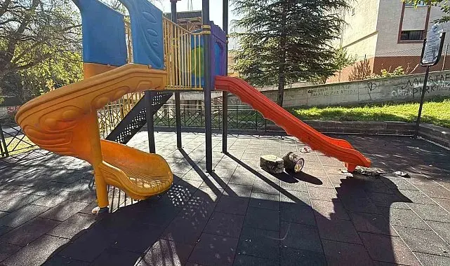Çocuk parkındaki kaydıraklara yanık yağ döktüler