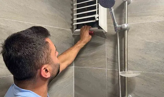 Günlerdir mahsur kalan güvercini kurtarmak için pencereyi söktü