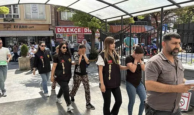 Hırsızlık amacı ile evin kapısını açmaya çalışırken suçüstü yakalanan 3 kadın tutuklandı