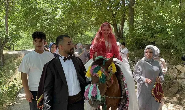 Bitlis'te atlı gelin geleneği renkli görüntüler oluşturdu