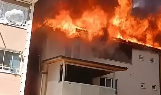 Bursa'da 3 katlı binanın çatısı alevlere teslim oldu