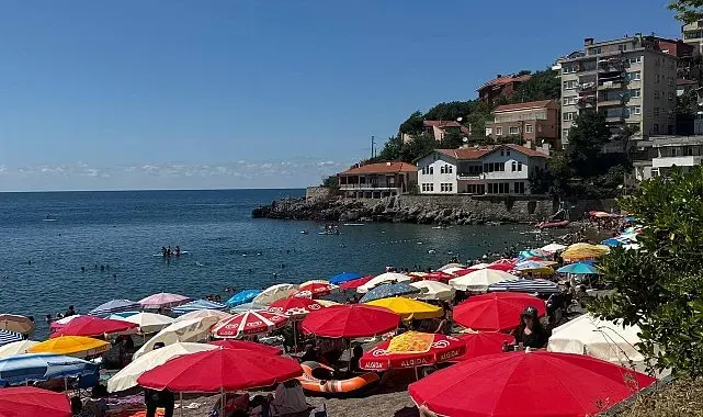 Zonguldak'ta sıcak hava bunalttı, vatandaşlar plaja akın etti