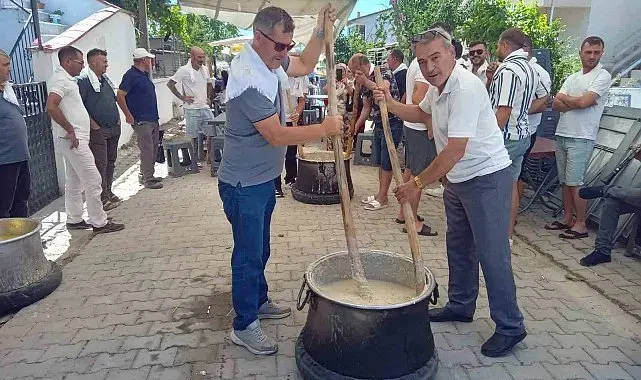 Burhaniye'de keşkek dövme geleneği devam ediyor