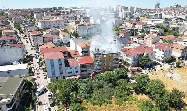 Avcılar'da korkutan çatı yangını