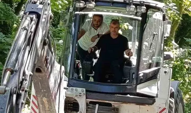 Başkan makamı bıraktı, kepçe koltuğuna geçti