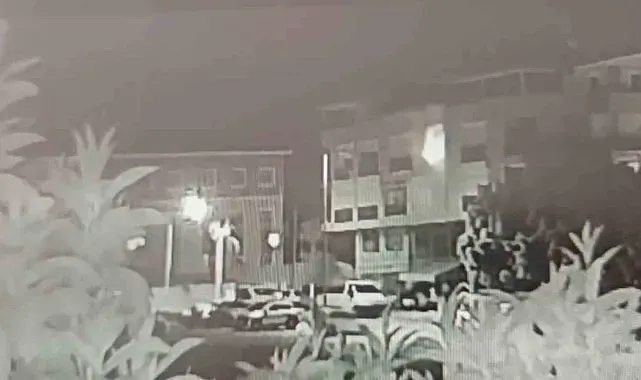 Balkonda oynayan çocuğun ateşle oyunu alt kattaki döşeme atölyesini küle çevirdi