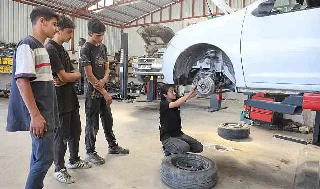 Babasının oto tamir atölyesinde ustalığı öğrenen sanayideki prenses, geleceğin ustalarını yetiştiriyor