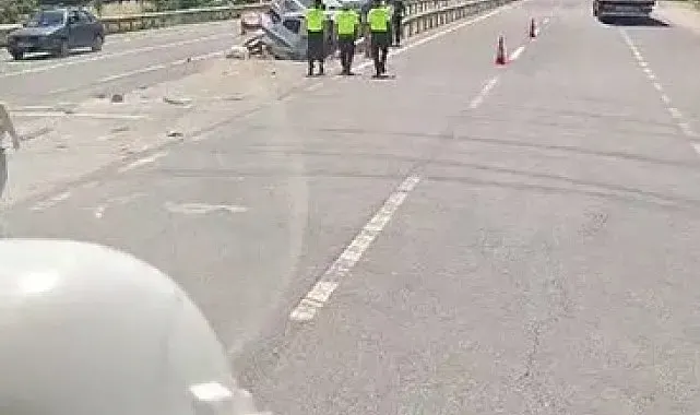 Orta refüje saplanan iki araç bariyerlerin arasında sıkıştı