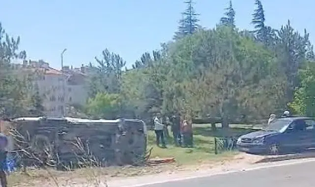 Eskişehir'de otomobil yol kenarına devrildi