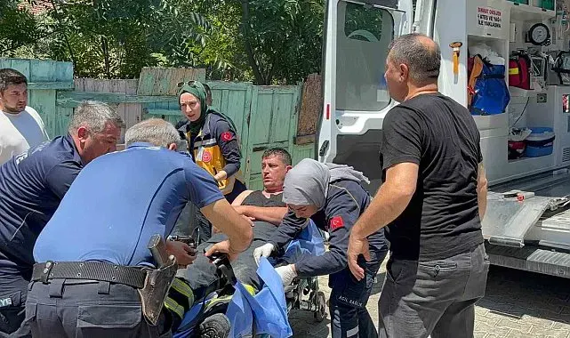 Çatı yangınına müdahale ederken bir alt kata düşen itfaiyeci yaralandı
