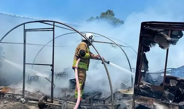 Arsuz'da çadır yangını ağaçlık alana sıçramadan söndürüldü