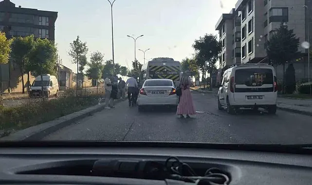 Eskişehir'de otomobilin servise çarptığı kazada maddi hasar oluştu