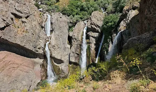 Hakkari'de Marînüs Şelalesi büyülüyor