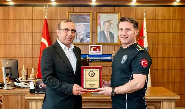 Emekliye ayrılan polis memuruna veda plaketi