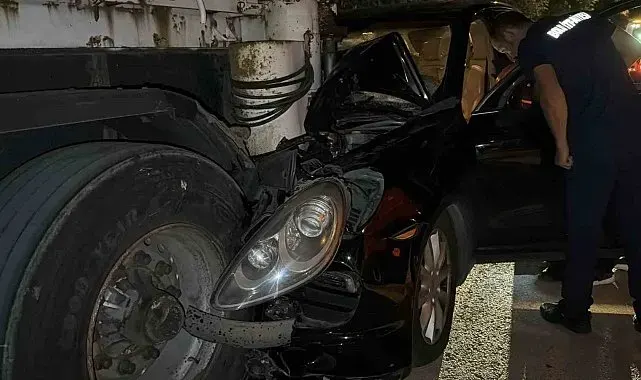 Bolu'da lüks SUV park halindeki tıra çarptı: 1 yaralı