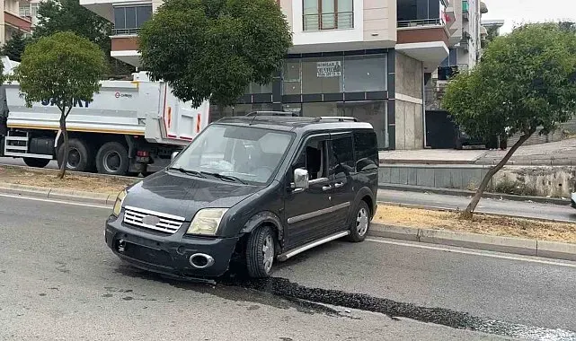 Freni boşalan hafif ticari araç 2 metreden yola düştü