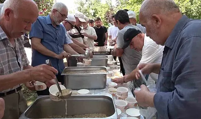 Kiremitçi Sinanbey Cami'de bin 500 kişilik aşure ikramı