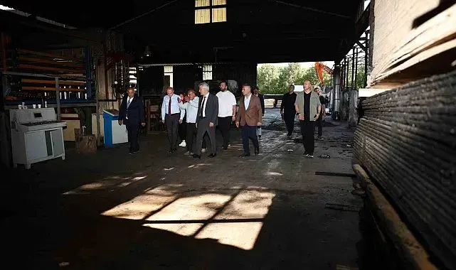Yanan orman ürünleri fabrikasında inceleme