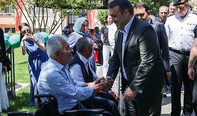 5 ton plastik kapak, 17 tekerlekli sandalyeye dönüştü