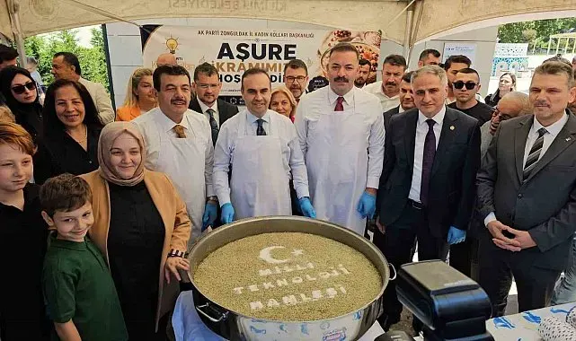 Bakan Kacır, vatandaşlara aşure ikramında bulundu