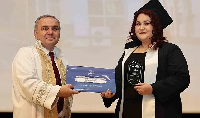 ERÜ Mimarlık Fakültesi'nde mezuniyet sevinci