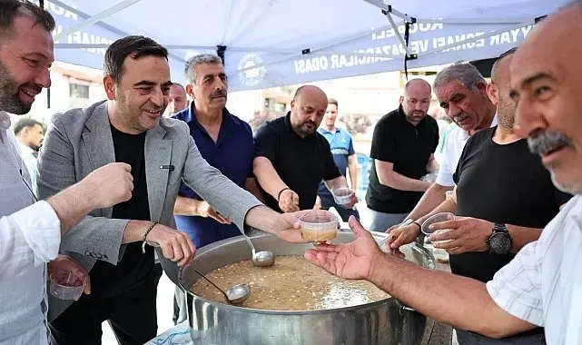 Başkan Özlü'den pazar esnafına aşure ikramı