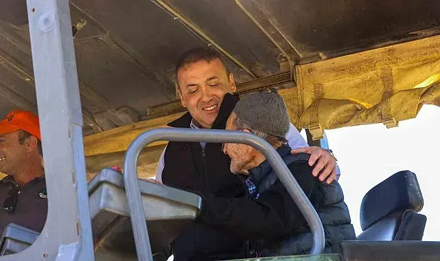 Köyünün yoluna ilk sıcak asfaltı 90 yaşındaki İlyas amca döktü