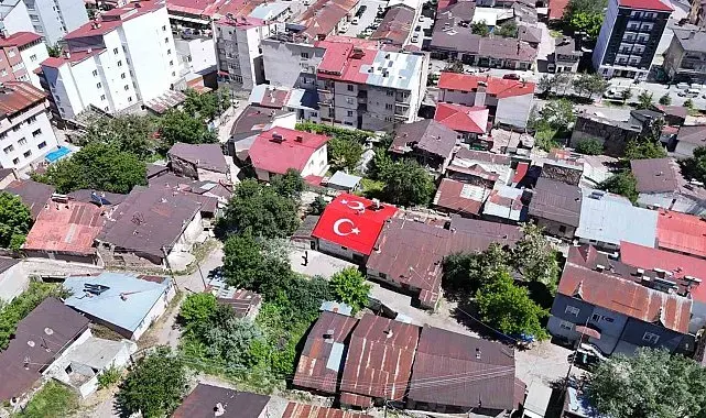 Vatan sevgisini evinin çatısına işledi