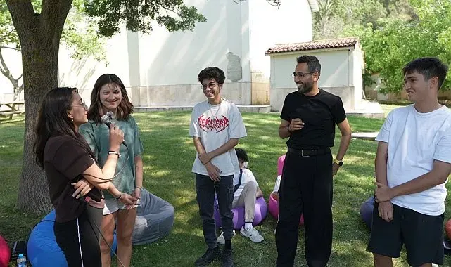 Denizli Büyükşehirin kampında Gri Koç gençlerle buluştu