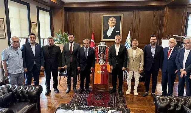 Başkan Dursun Özbek, Büyükçekmece'de Şampiyonlar Anıtı'na Galatasaray bayrağını çekti