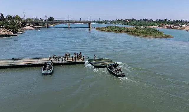 TSK ve Suriye ordusu, Fırat Nehri üzerinde yüzer köprü inşa etti