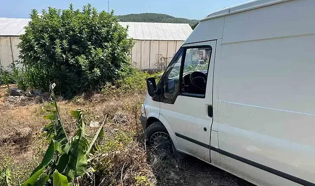 Ticari araç, çıkmaz sokağa girdi bahçeye düşmesine ramak kaldı