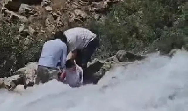 Kanispi Şelalesi'nde korku dolu anlar: Akıntının ortasında kalan çocuk son anda kurtarıldı