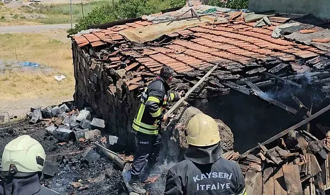 Müstakil evin kömürlüğünde çıkan yangın büyümeden söndürüldü