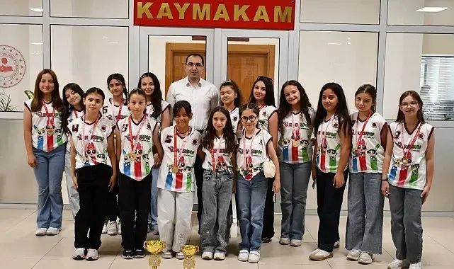 Tavşanlı'da şampiyon voleybol takımı kutlandı