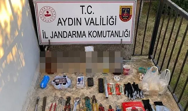 Hırsızlık yaparken suçüstü yakalandılar
